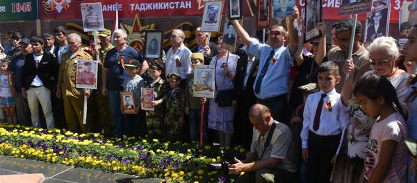 Акция Бессмертный полк в Душанбе - Sputnik Таджикистан