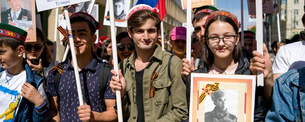 Таджики прошли Бессмертным полком по Москве в День Победы - Sputnik Таджикистан