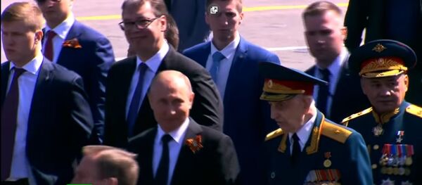 Путин вступился за ветерана, которого после парада Победы оттеснил в сторону сотрудник ФСО - Sputnik Тоҷикистон