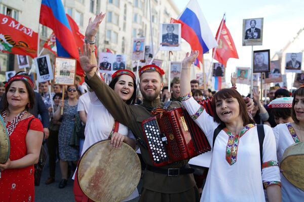 Участники Бессмертного полка 2018 года в Москве Участники Бессмертного полка 2018 года в Москве - Sputnik Тоҷикистон