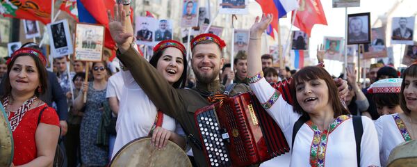 Тоҷикони Максав дар қатори Ҳанги ҷовидон-9 май. 2018 - Sputnik Тоҷикистон