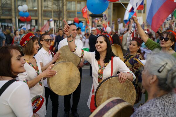 Таджики прошли Бессмертным полком по Москве в День Победы Таджики прошли Бессмертным полком по Москве в День Победы - Sputnik Тоҷикистон