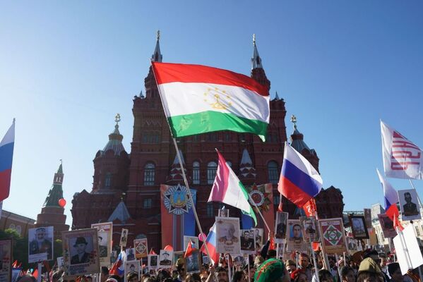 Флаг Таджикистана на фоне Государственного исторического музей у Кремля - Sputnik Таджикистан