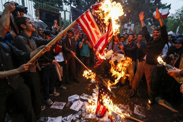 Сжигание американского флага во время протестов в Тегеране, Иран - Sputnik Таджикистан
