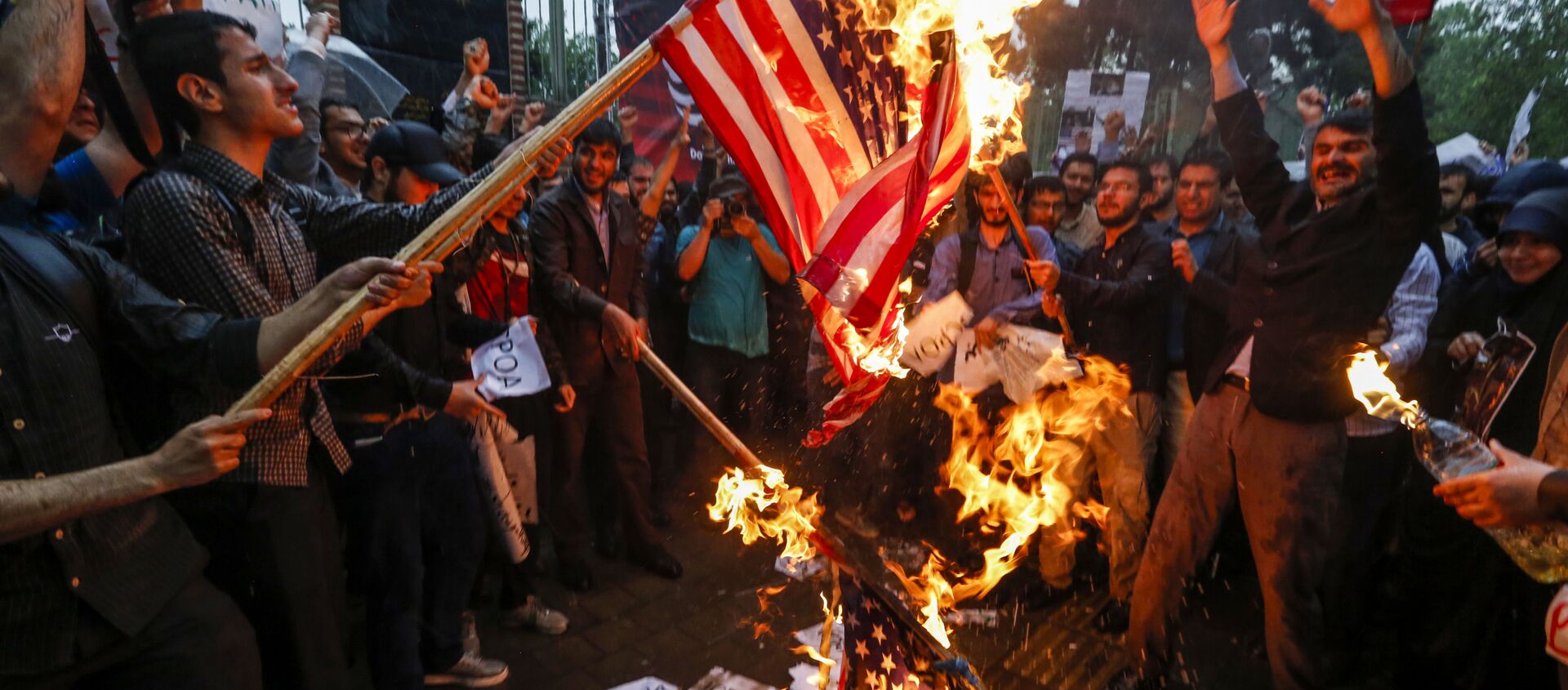 Сжигание американского флага во время протестов в Тегеране, Иран  - Sputnik Таджикистан, 1920, 01.02.2021