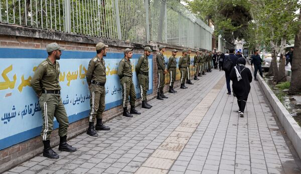Солдаты у бывшего здания посольства США в Тегеране, Иран - Sputnik Таджикистан