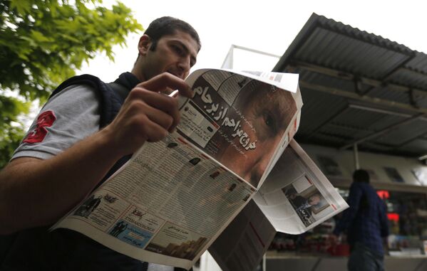 Мужчина с газетой в Тегеране, Иран - Sputnik Таджикистан
