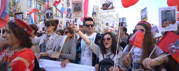Таджики прошли Бессмертным полком по Москве Таджики прошли Бессмертным полком по Москве - Sputnik Таджикистан