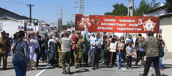 Шествие Бессмертного полка в Душанбе Шествие Бессмертного полка в Душанбе - Sputnik Таджикистан