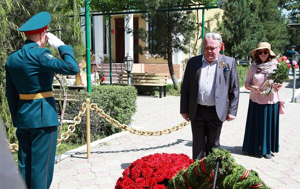 Работники Сангтудинской ГЭС-1 поздравили ветеранов Великой Отечественной войны, архивное фото - Sputnik Таджикистан