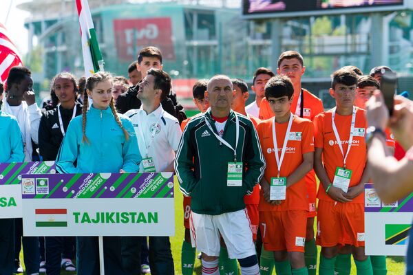 Таджикская сборная на открытии первого в истории чемпионата мира по футболу среди детей-сирот - Sputnik Таджикистан