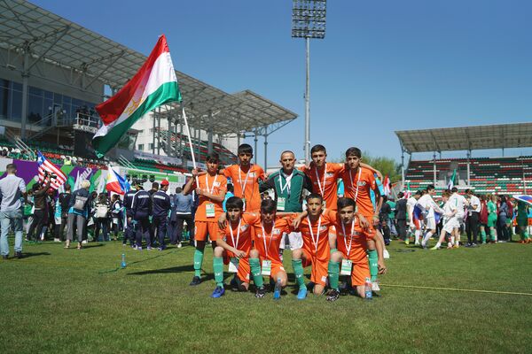 Таджикская сборная на открытии первого в истории чемпионата мира по футболу среди детей-сирот Таджикская сборная на открытии первого в истории чемпионата мира по футболу среди детей-сирот - Sputnik Таджикистан