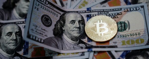 Сувенирная монета с логотипом криптовалюты биткоин, архивное фото - Sputnik Таджикистан