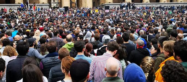 Несколько тысяч человек приняли участие в акции протеста у парламента Грузии, организованной после ночной спецоперации в Тбилиси - Sputnik Таджикистан
