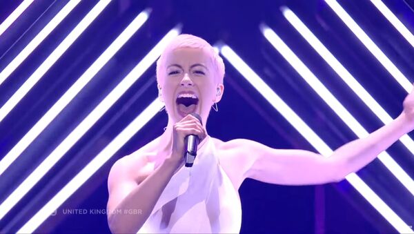 У британки во время выступления на Евровидении отобрали микрофон - Sputnik Таджикистан