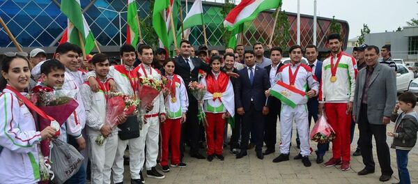 Таджикская девушка выиграла три золотые медали по кикбоксингу - Sputnik Тоҷикистон