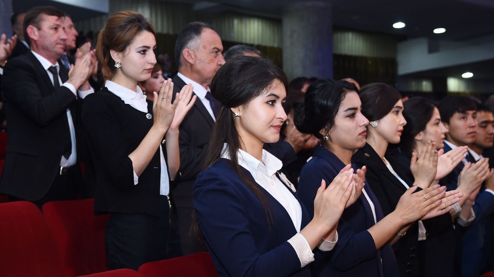 Девушки аплодируют президенту Таджикистана - Sputnik Таджикистан, 1920, 11.06.2021