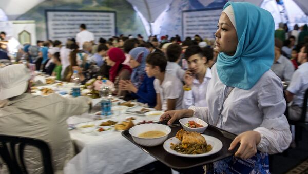 Девушка разносит еду во время ифтара, архивное фото - Sputnik Таджикистан