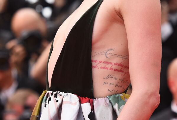 Татуировка на теле американской актрисы Эмбер Херд на красной дорожке 71-го Каннского международного кинофестиваля - Sputnik Таджикистан