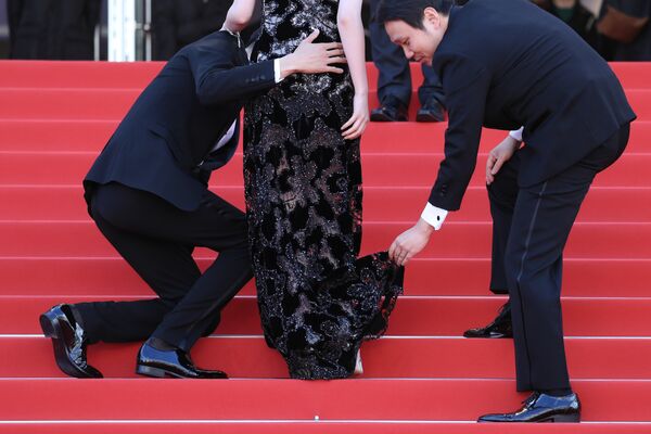 Японские актер Масахиро Хигасидэ и режиссер Рюсукэ Хамагути помогают актрисе Эрике Карате, после того как ее каблук зецепился за платье, на 71-м Каннском международном фестивале - Sputnik Таджикистан