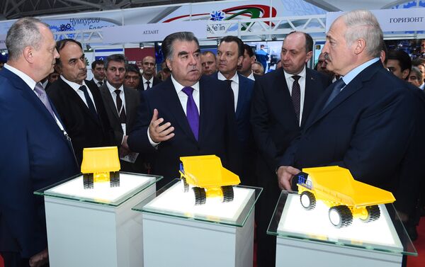 Эмомали Рахмон и Александр Лукашенко на церемонии открытия Выставки товаров и продукции Беларуси в Таджикистане - Sputnik Таджикистан