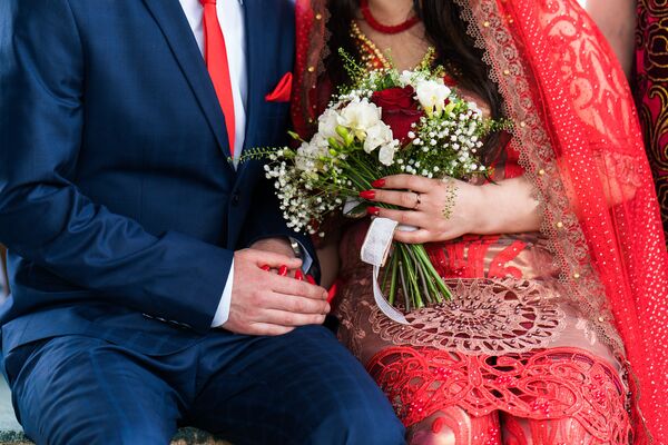 В Таджикистане во время свадебной церемонии невеста бывает не только в белом. Красное платье - дресс-код и для памирской невесты.  - Sputnik Таджикистан