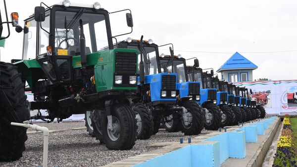 Первая очередь совместного тракторостроительного предприятия Таджикистана и Беларуси в городе Гиссар - Sputnik Тоҷикистон