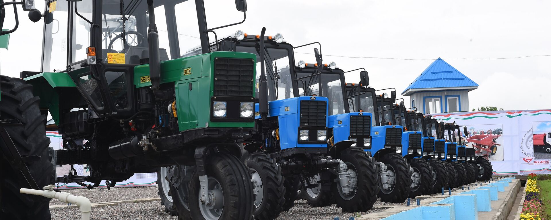 Первая очередь совместного тракторостроительного предприятия Таджикистана и Беларуси в городе Гиссар - Sputnik Тоҷикистон, 1920, 27.08.2025