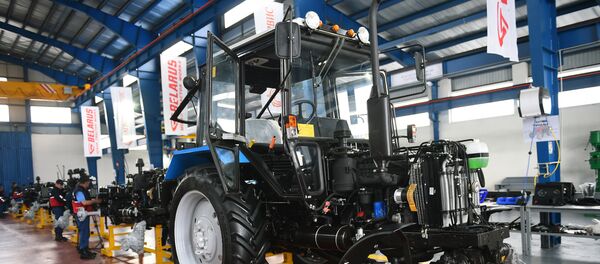 Сдача в эксплуатацию первой очереди совместного тракторостроительного предприятия Таджикистана и Беларуси в городе Гиссаре - Sputnik Таджикистан