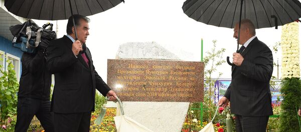 Сдача в эксплуатацию первой очереди совместного тракторостроительного предприятия Таджикистана и Беларуси в городе Гиссар - Sputnik Таджикистан