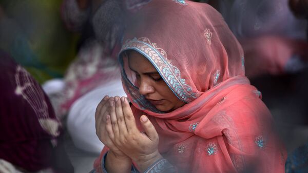 Женщина мусульманка молится, архивное фото - Sputnik Тоҷикистон