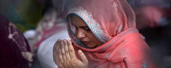 Женщина мусульманка молится, архивное фото - Sputnik Таджикистан