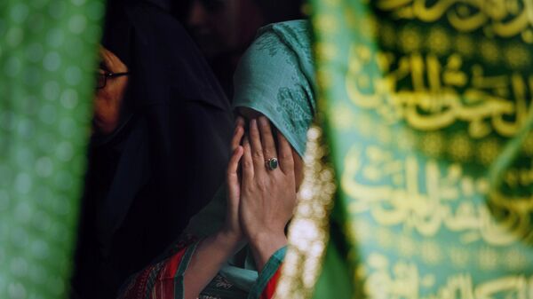 Женщина мусульманка молится, архивное фото - Sputnik Тоҷикистон