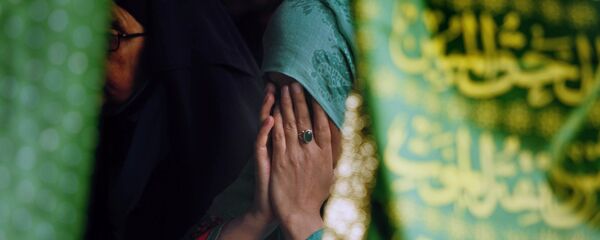 Женщина мусульманка молится, архивное фото - Sputnik Тоҷикистон