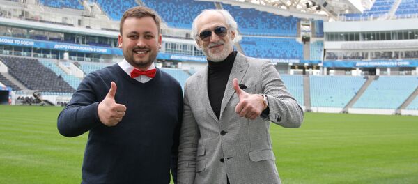 Наивные Путешественники с Ахриком Цвейбой – легендарным советским, российским и украинским футболистом. - Sputnik Таджикистан