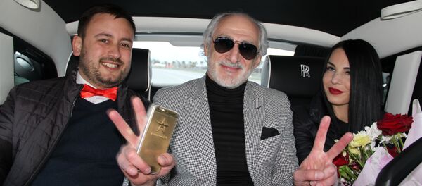 Прогулка на Роллс-Ройсе с Ахриком Цвейбой - Sputnik Таджикистан