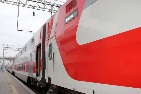 Двухэтажный скорый поезд Сочи-Ростов-На-Дону Двухэтажный скорый поезд Сочи-Ростов-На-Дону - Sputnik Таджикистан