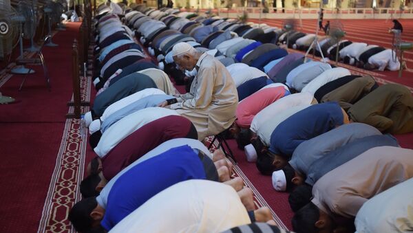 Мусульмане во время молитвы в первый день священного месяца Рамадан - Sputnik Таджикистан