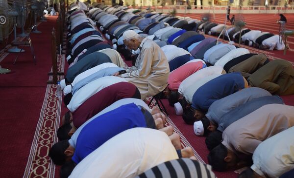 Мусульмане во время молитвы в первый день священного месяца Рамадан в Пакистане - Sputnik Таджикистан
