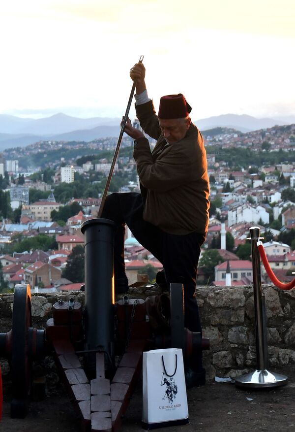 Мужчина заряжает миномет для фейерверков в Сараево, Босния и Герцеговина - Sputnik Таджикистан