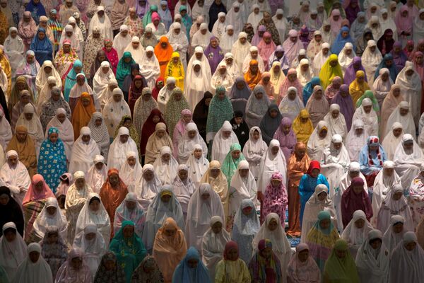 Мусульмане молятся во время священного месяца Рамадан в Индонезии - Sputnik Таджикистан