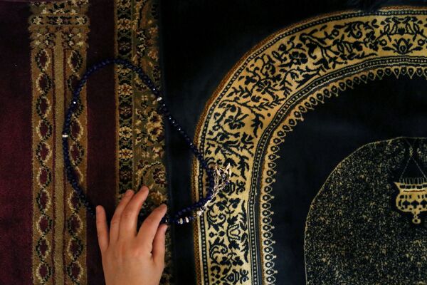 Женщина во время молитвы в первый день священного месяца Рамадан в Нью-Йорке - Sputnik Таджикистан