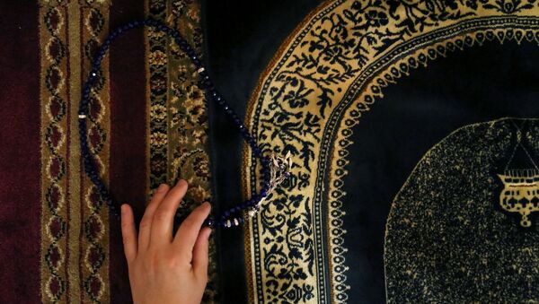 Женщина во время молитвы в первый день священного месяца Рамадан в Нью-Йорке - Sputnik Тоҷикистон