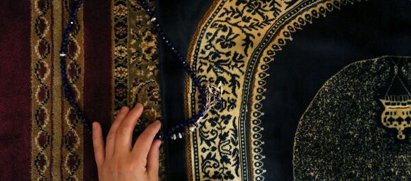 Женщина во время молитвы в первый день священного месяца Рамадан в Нью-Йорке - Sputnik Тоҷикистон