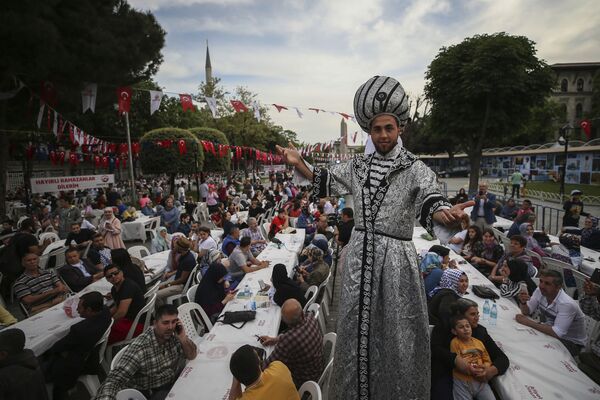 Мужчина в Османском наряде во время трапезы в первый день священного месяца Рамадан в Турции - Sputnik Таджикистан