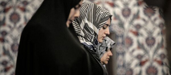 Женщины во время молитвы в первый день священного месяца Рамадан в Южной Африке Женщины во время молитвы в первый день священного месяца Рамадан в Южной Африке - Sputnik Таджикистан