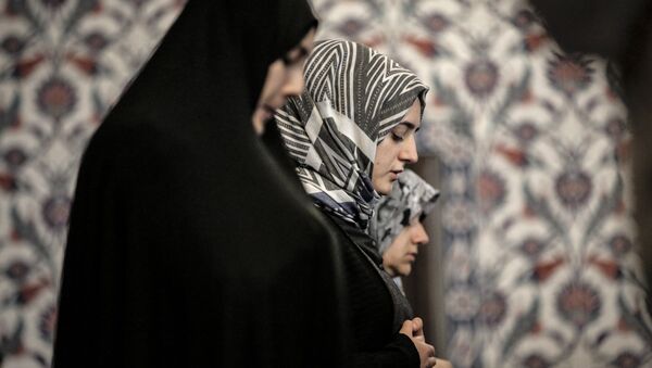 Женщины во время молитвы в первый день священного месяца Рамадан в Южной Африке - Sputnik Таджикистан