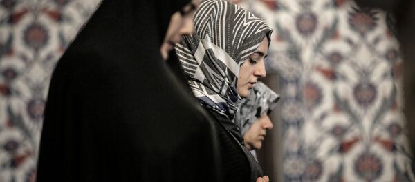 Женщины во время молитвы в первый день священного месяца Рамадан в Южной Африке - Sputnik Таджикистан