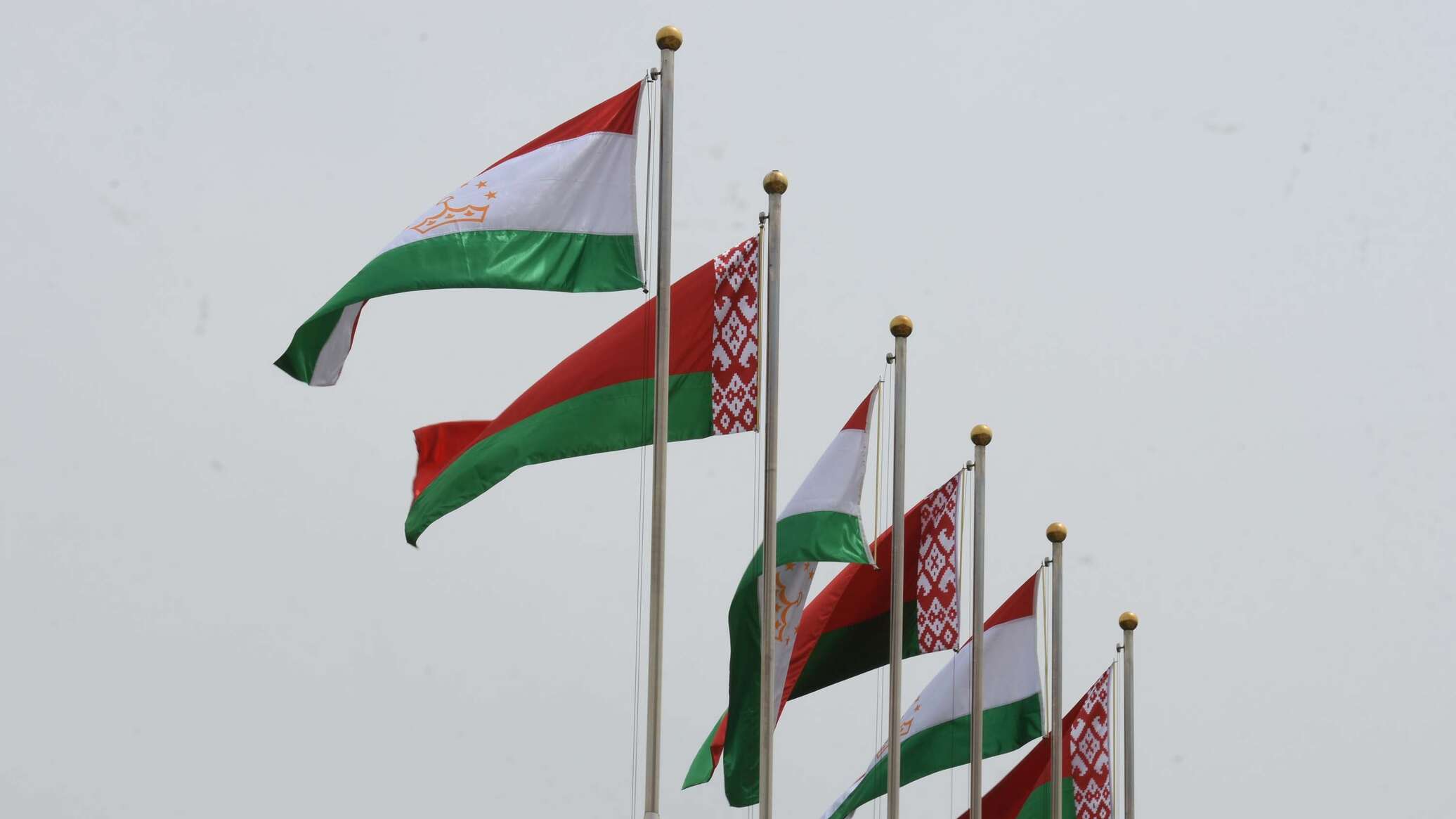 Таджики в белоруссии. Таджикистан Белоруссия. Флаг Таджикистана. Таджикистан и Беларусь. Флаг Беларуси и Таджикистана.