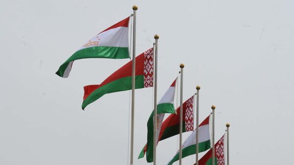 Флаги Таджикистана и Беларуси, архивное фото - Sputnik Тоҷикистон